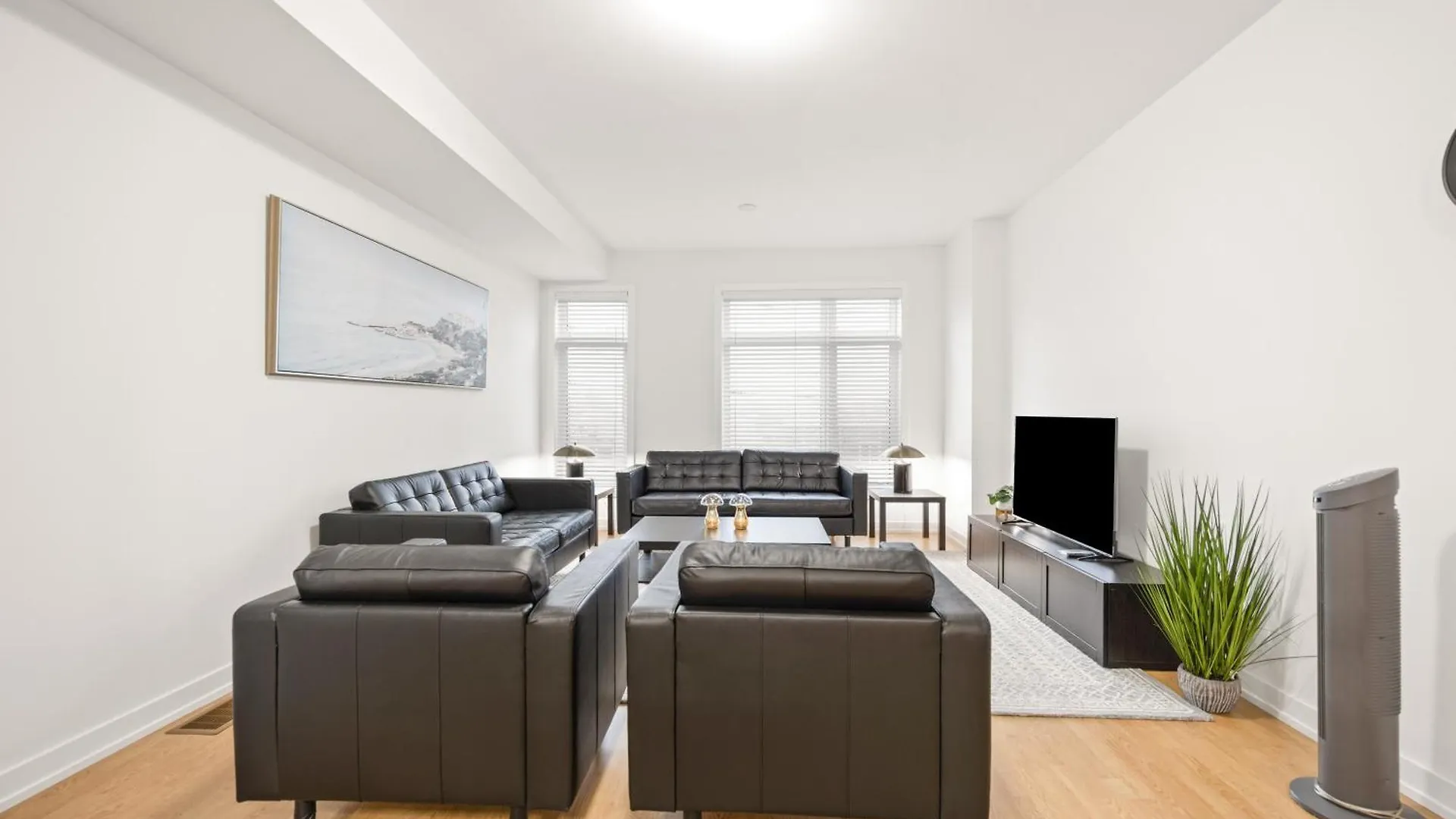 Spruce Private Suite With Attached Full Bathroom In Toronto, Canada Toronto