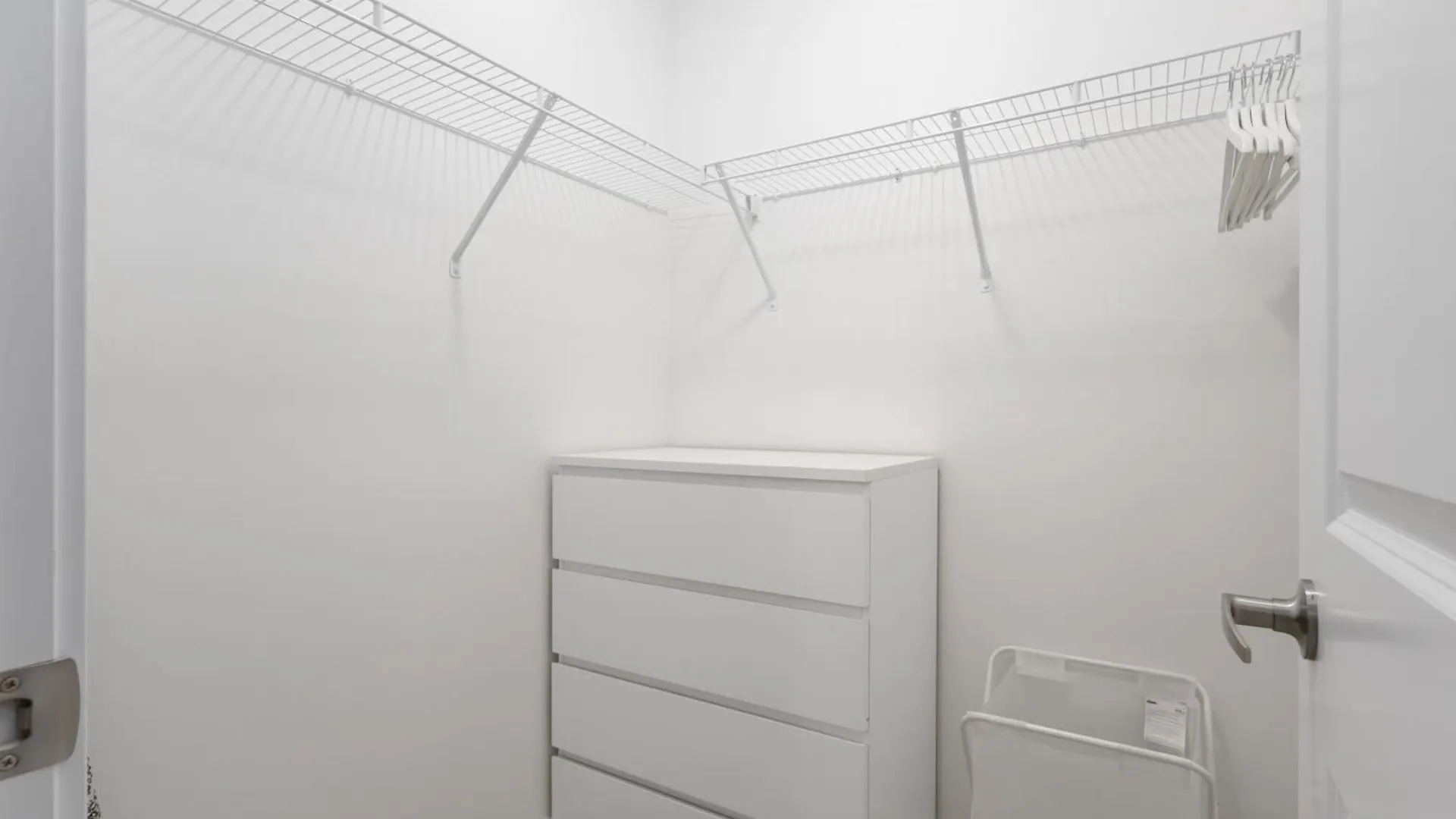 Spruce Private Suite With Attached Full Bathroom In Toronto, Canada 0*, Toronto