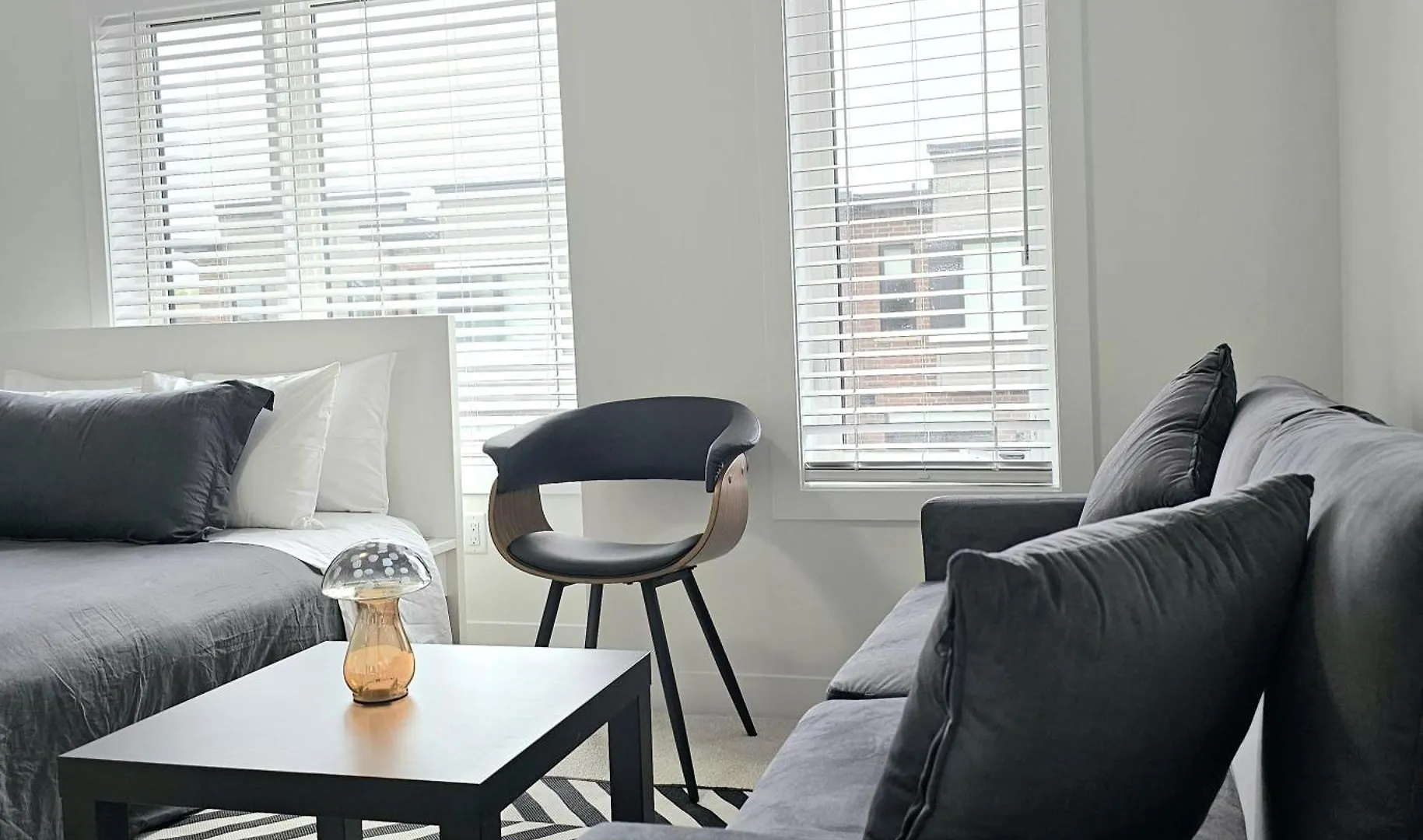 게스트하우스 Spruce Private Suite With Attached Full Bathroom In Toronto, Canada