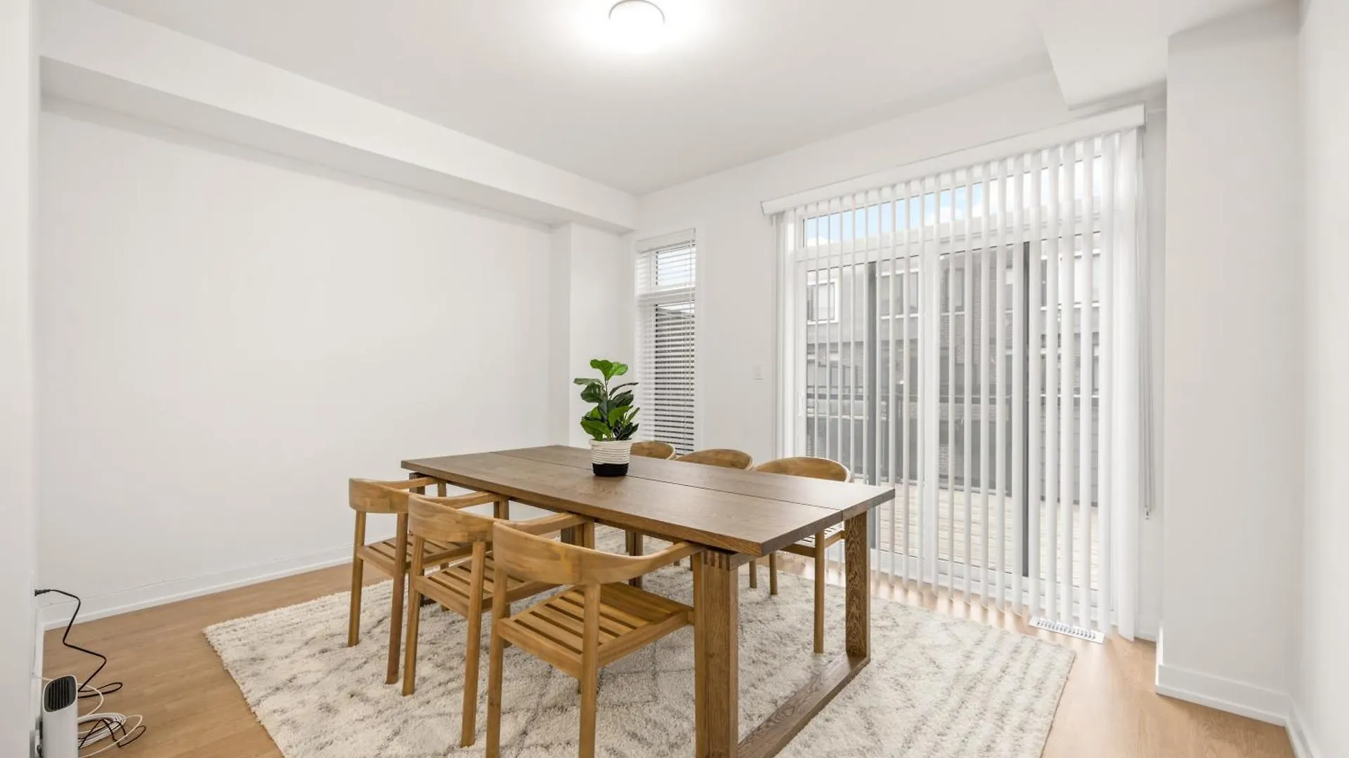 Spruce Private Suite With Attached Full Bathroom In Toronto, Canada 토론토